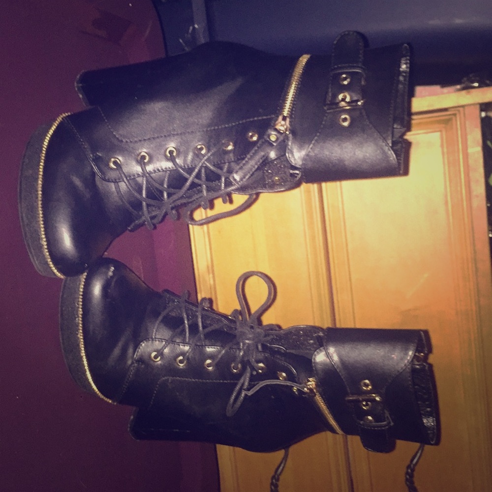 Cute black and Gold heels,